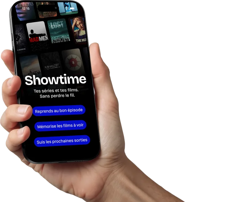 Une main tenant un iPhone qui affiche Showtime, avec le nom de l'app sur un mur d'affiches de séries.